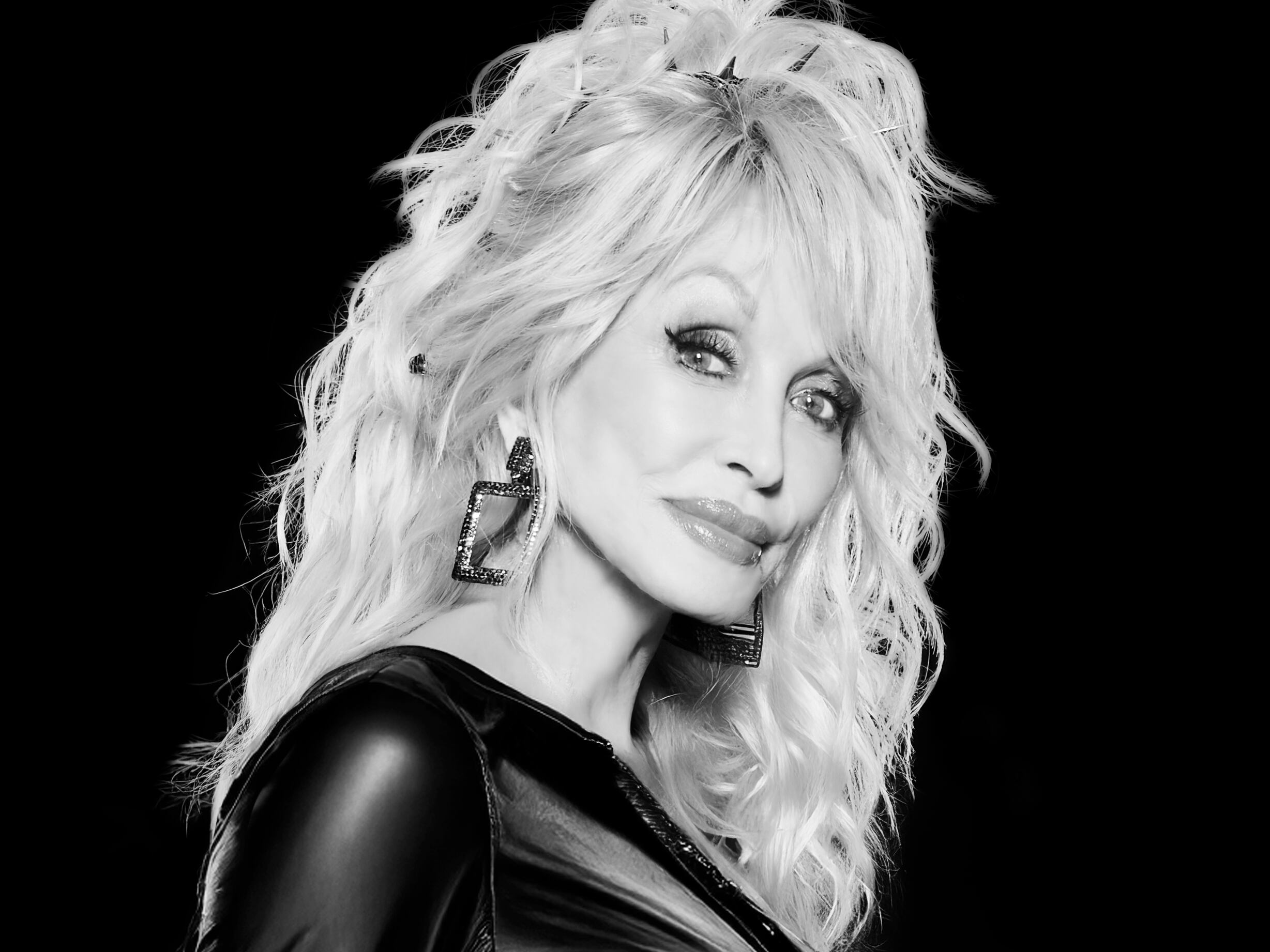 La reina del country Dolly Parton ha colaborado con Mötley Crue en 'Home Sweet Home'. (Foto cedida por Butterfly Recods)