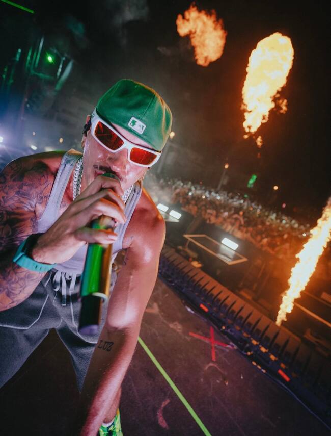 Uno de los temas que interpretó es 'Verano Rosa', su colaboración con Karol G.