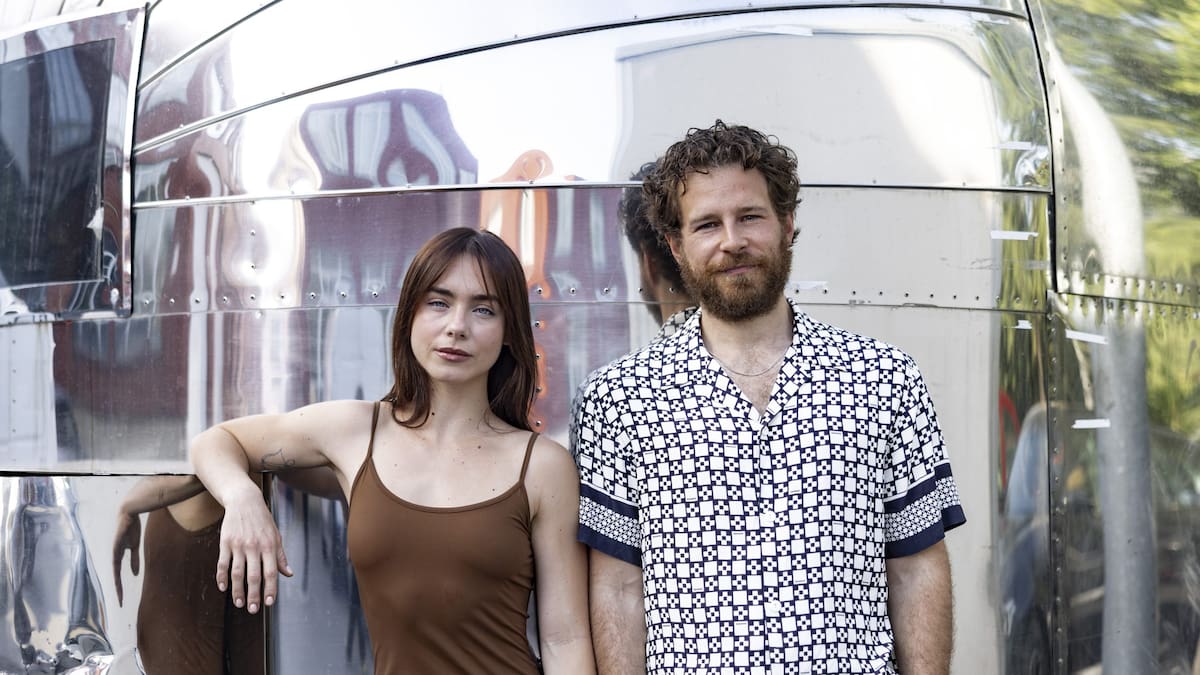 Clara Galle y Álvaro Cervantes, en los sanfermines con 'Iruña 97' la nueva serie de Movistar Plus