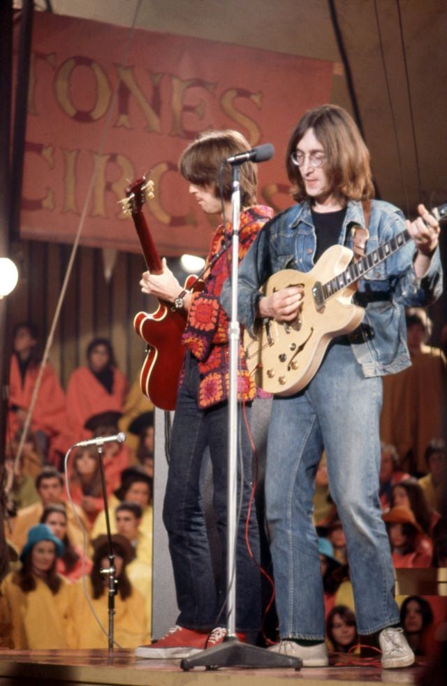 Eric Clapton y John Lennon, actuando juntos en un programa de televisión en 1968.