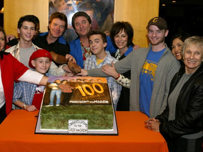 Reparto de Malcolm in the Middle (Gail Berman, Justin Berfield, Erik Per Sullivan, Bryan Cranston, Linwood Boomer, Frankie Muniz, Jane Kaczmarek, Christopher Kennedy Masterson, Emy Coligado y Cloris Boomer)