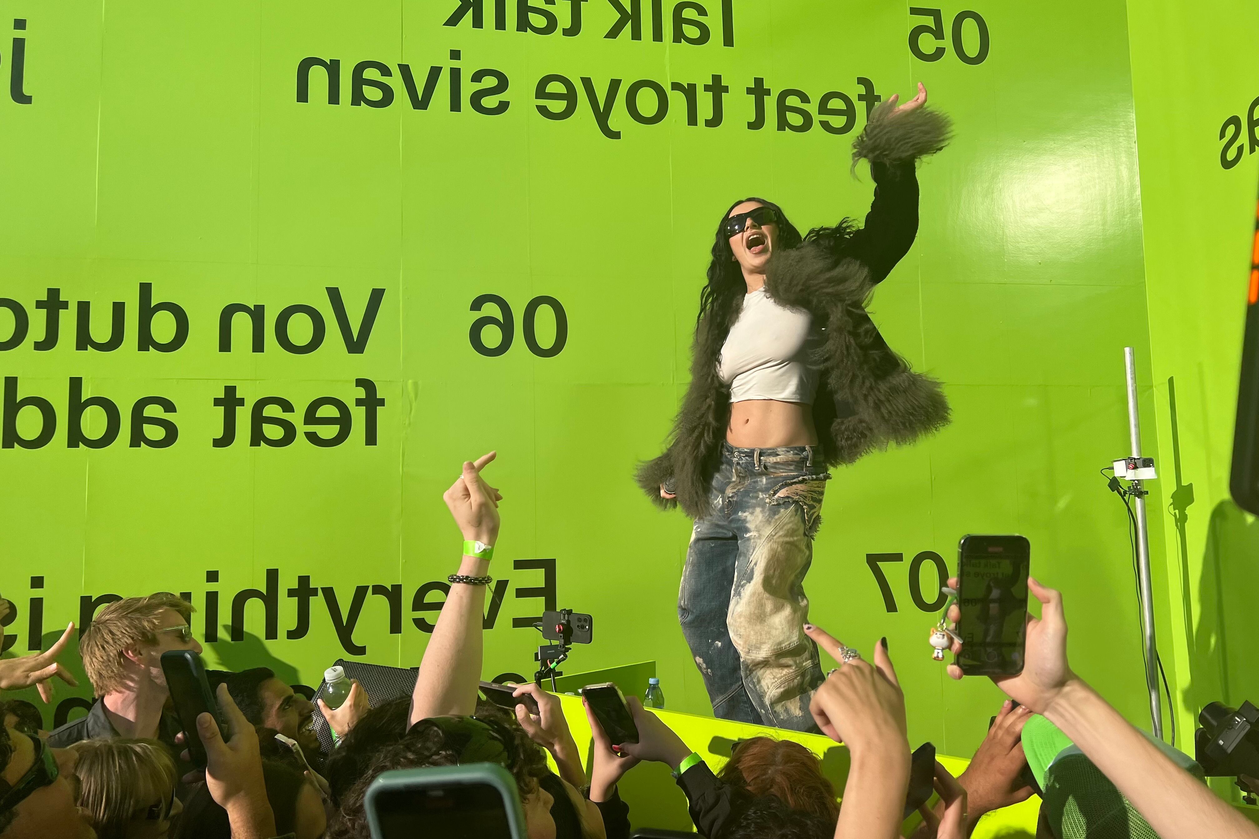 Charli XCX  en una de las presentaciones de &#039;brat&#039; en octubre de 2024. / Maria M. Silva / Getty