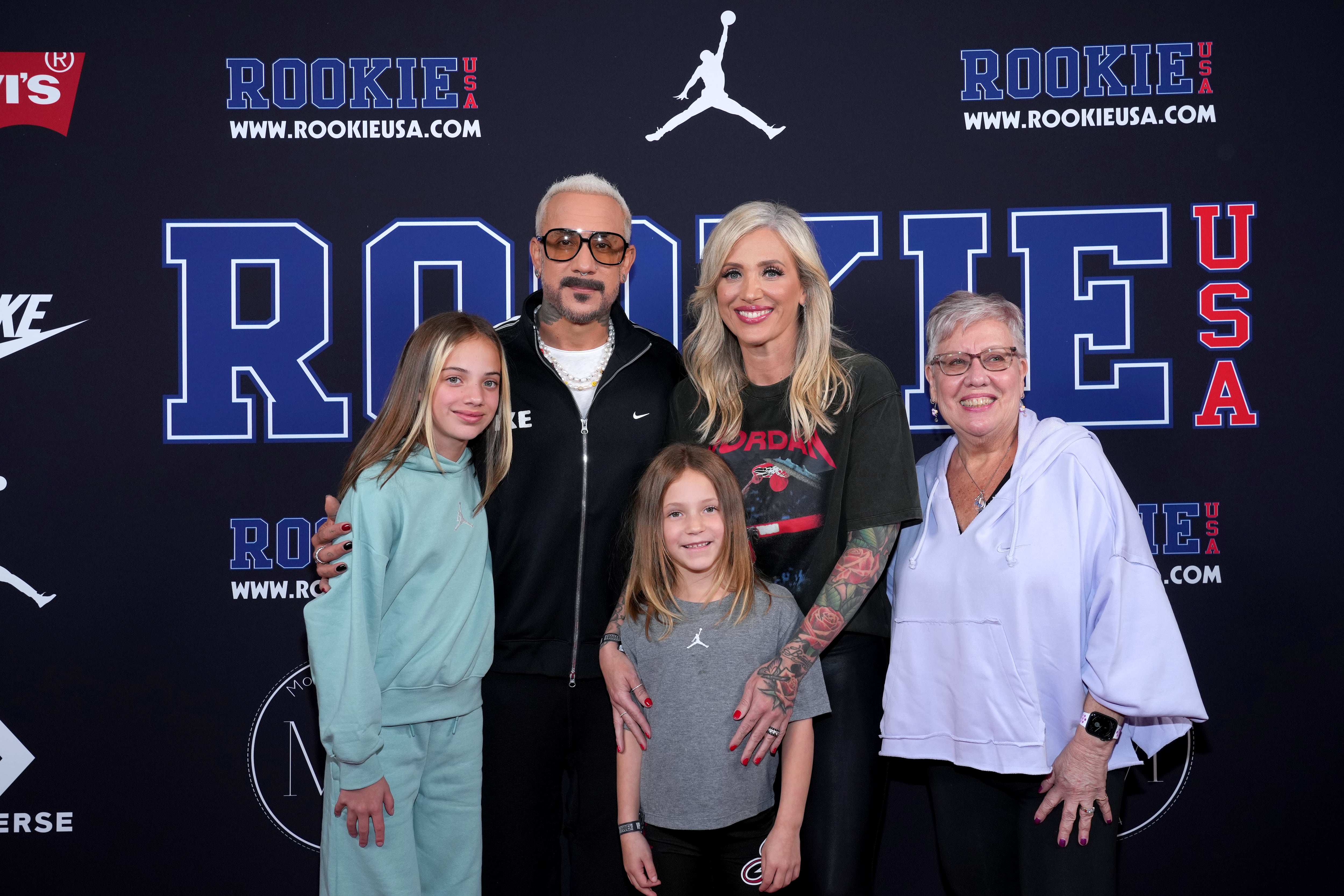 Elliot McLean, AJ McLean, Lyric McLean, Rochelle DeAnna McLean, and Denise McLean juntos en 2023.