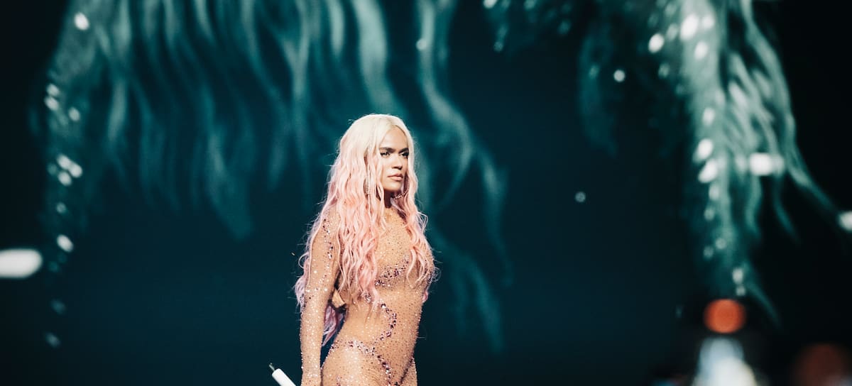 Karol G actuando en París, durante su gira 'Mañana Será Bonito Tour'
