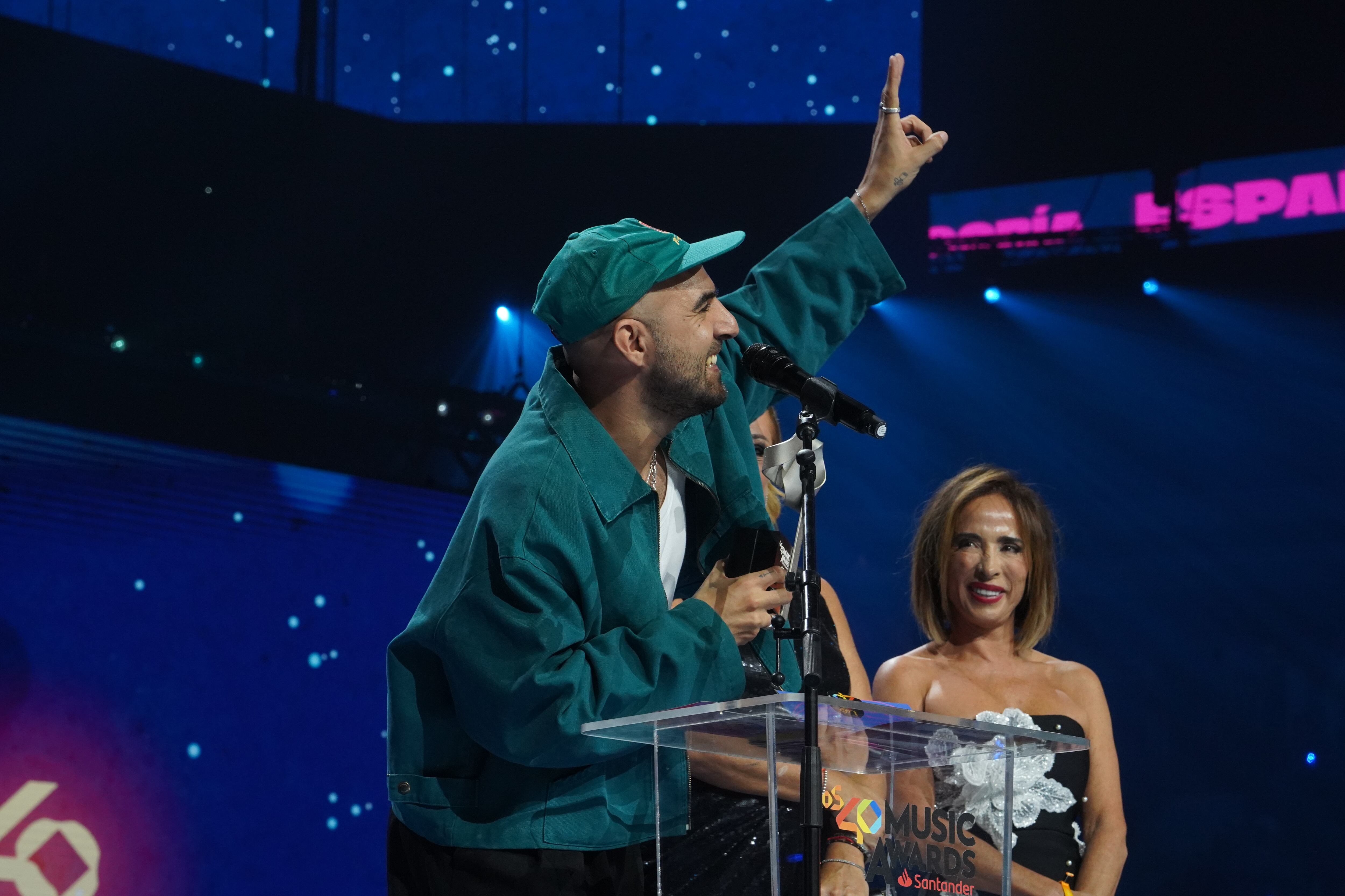 Nil Moliner recogiendo su galardón a Mejor Artista Del 40 al 1 en LOS40 Music Awards Santander 2025.