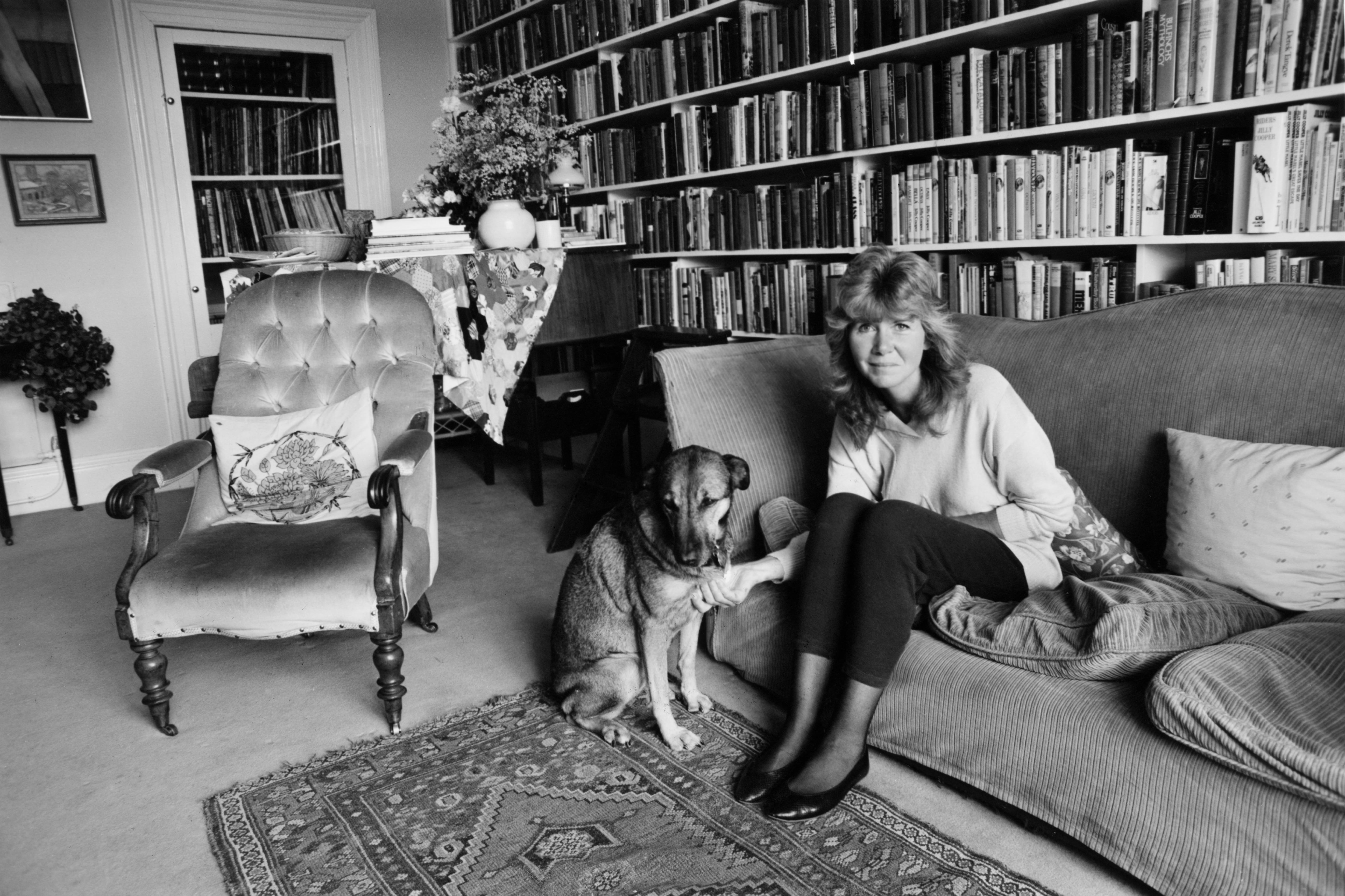 La autora Jilly Cooper en su casa de Gloucestershire, en 1988.