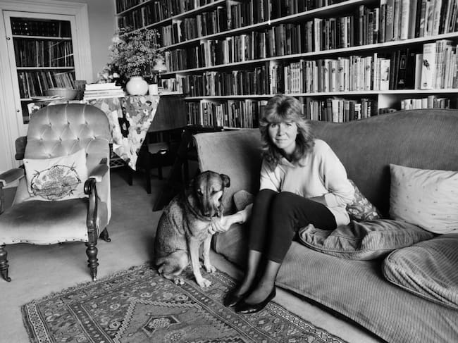 La autora Jilly Cooper en su casa de Gloucestershire, en 1988.