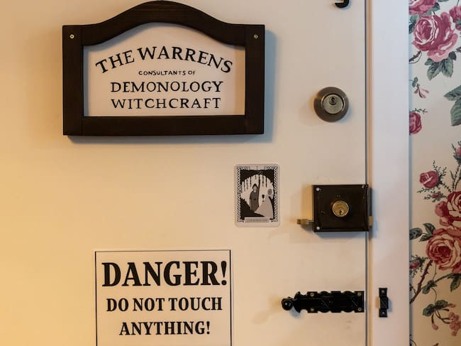 La puerta hacia la exposición del Museo de lo Oculto de 'Expediente Warren: El Último Rito' en Madrid. / Warner