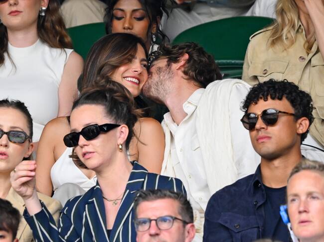 Una de las parejas que han decidido oficializar su relación en este torneo es la que forman los actores Andrew Garfield y Monica Barbaro que llegaron, incluso, vestidos a juego. No dejaron de hacerse confidencias al oído.