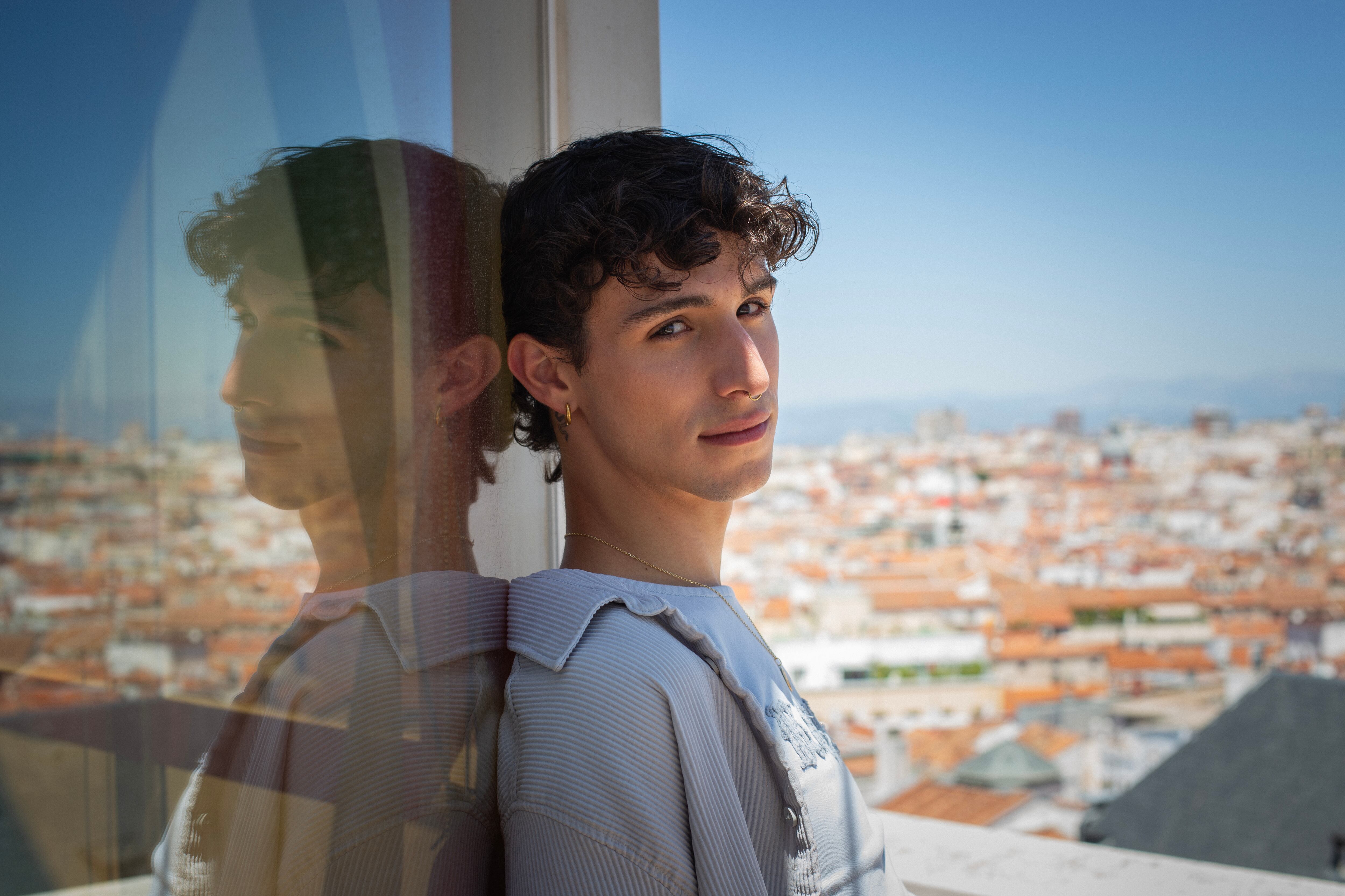 Mayo visitó LOS40 para hablarnos de su canción CUTE y de su primer EP. Además, explicó el porqué de su cambio de nombre. "Me gustaría ser internacional en algún momento. Estuvimos pensando después del programa y Mayo tenía fuerza y sonaba bien". En la imagen, lo vemos posando en la terraza de LOS40.