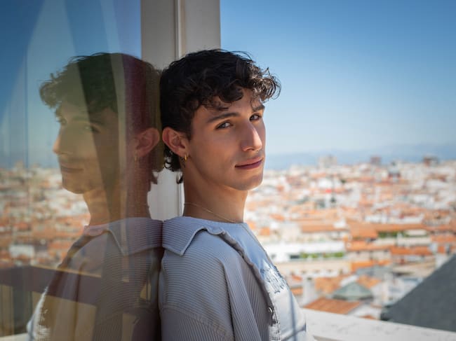 Mayo visitó LOS40 para hablarnos de su canción CUTE y de su primer EP. Además, explicó el porqué de su cambio de nombre. "Me gustaría ser internacional en algún momento. Estuvimos pensando después del programa y Mayo tenía fuerza y sonaba bien". En la imagen, lo vemos posando en la terraza de LOS40.