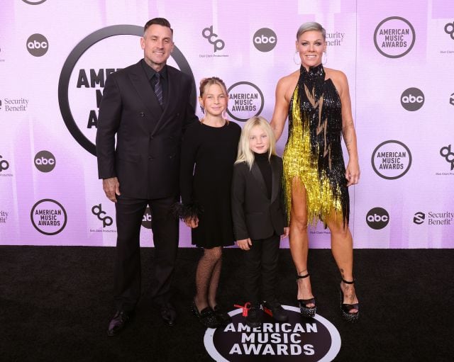 P!nk llegó con toda su familia a los American Music Awards 2022.