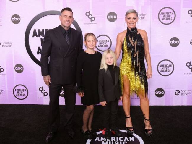 P!nk llegó con toda su familia a los American Music Awards 2022.