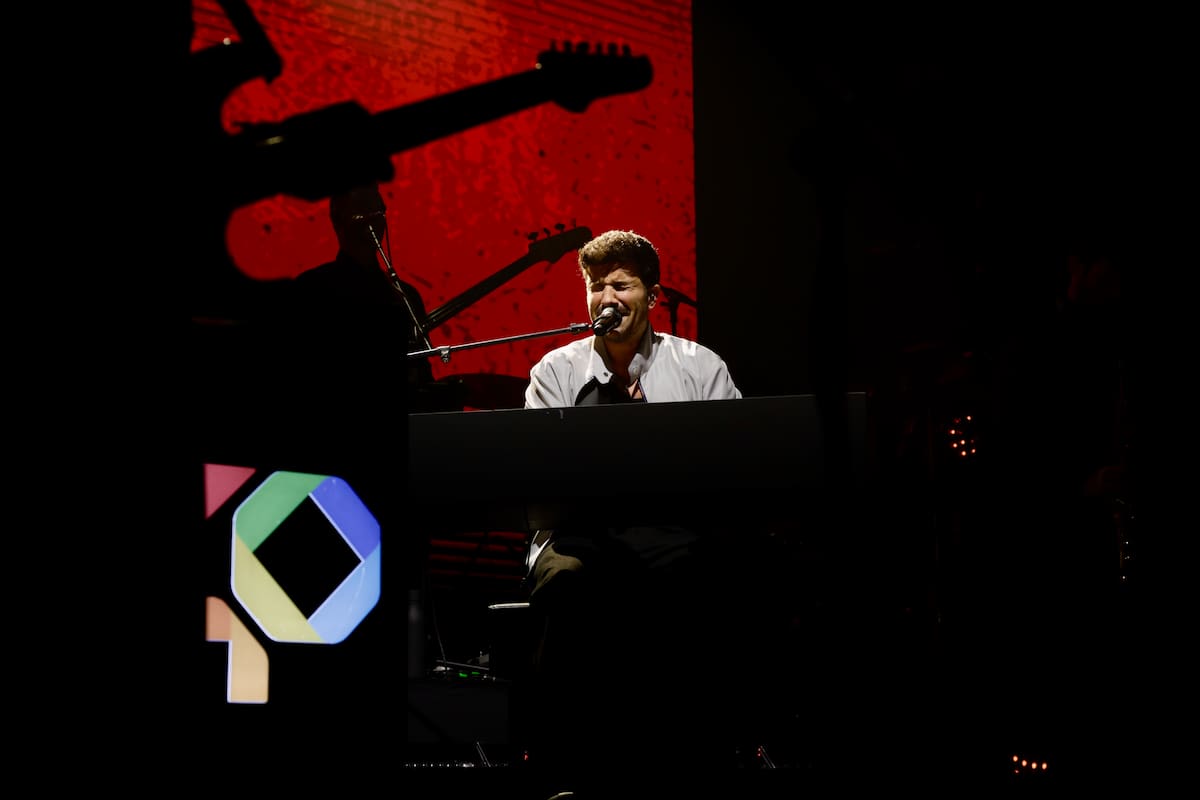 Pablo Alborán puso sentimiento durante su concierto LOS40 Básico en el Teatro Eslava. Las baladas al piano lo fueron todo.