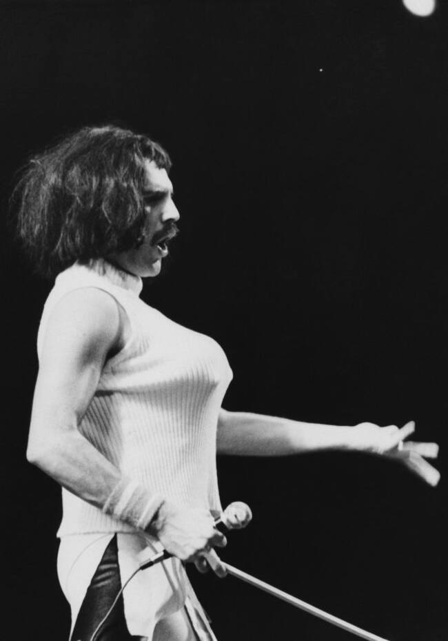 Freddie Mercury, ataviado con el vestido que usó en el videoclip de 'I Want To Break Free' durante el festival Rock in Río de Brasil de 1985.