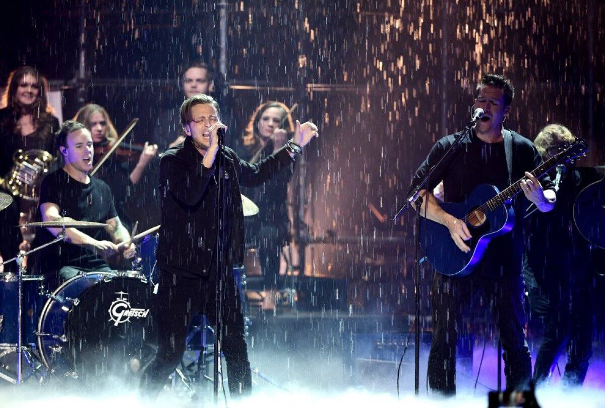 One Republic cantó bajo la lluvia!