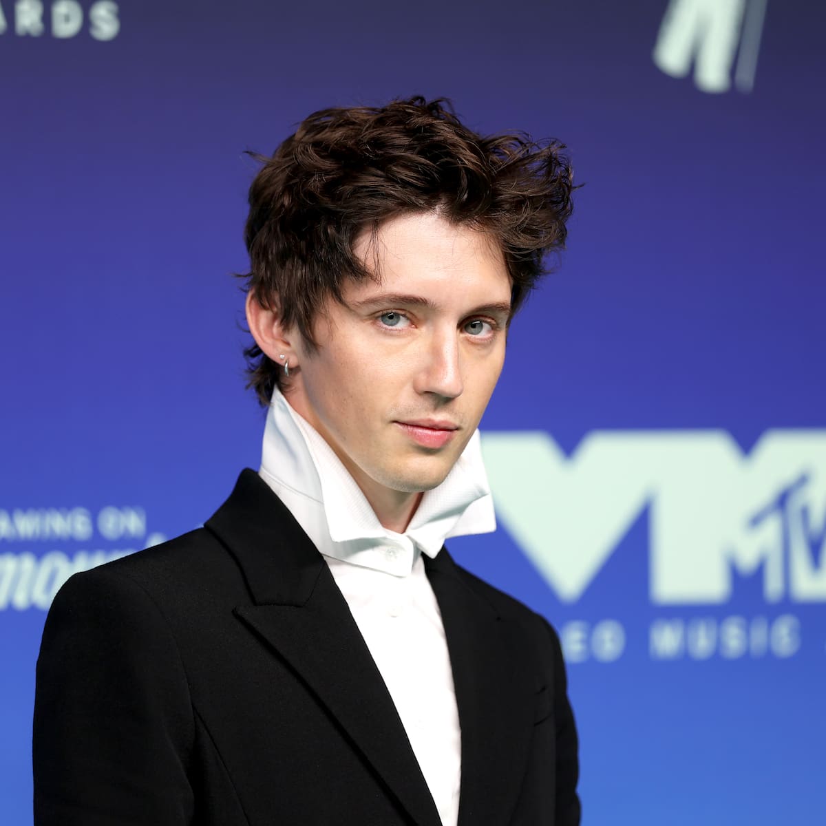 Troye Sivan recuerda por qué se sentía más seguro junto a sus amigas: "Me encontraba con chicos que eran homófobos"