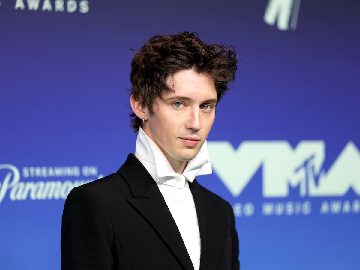 Troye Sivan recuerda por qué se sentía más seguro junto a sus amigas: "Me encontraba con chicos que eran homófobos"