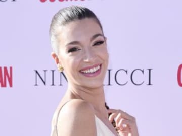 Ana Guerra repite el error de su foto con “un piano con la tapa cerrada” con mucho sentido del humor