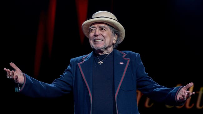 Joaquín Sabina durante su concierto en el Movistar Arena en el marco de su gira 'Hola y Adiós'