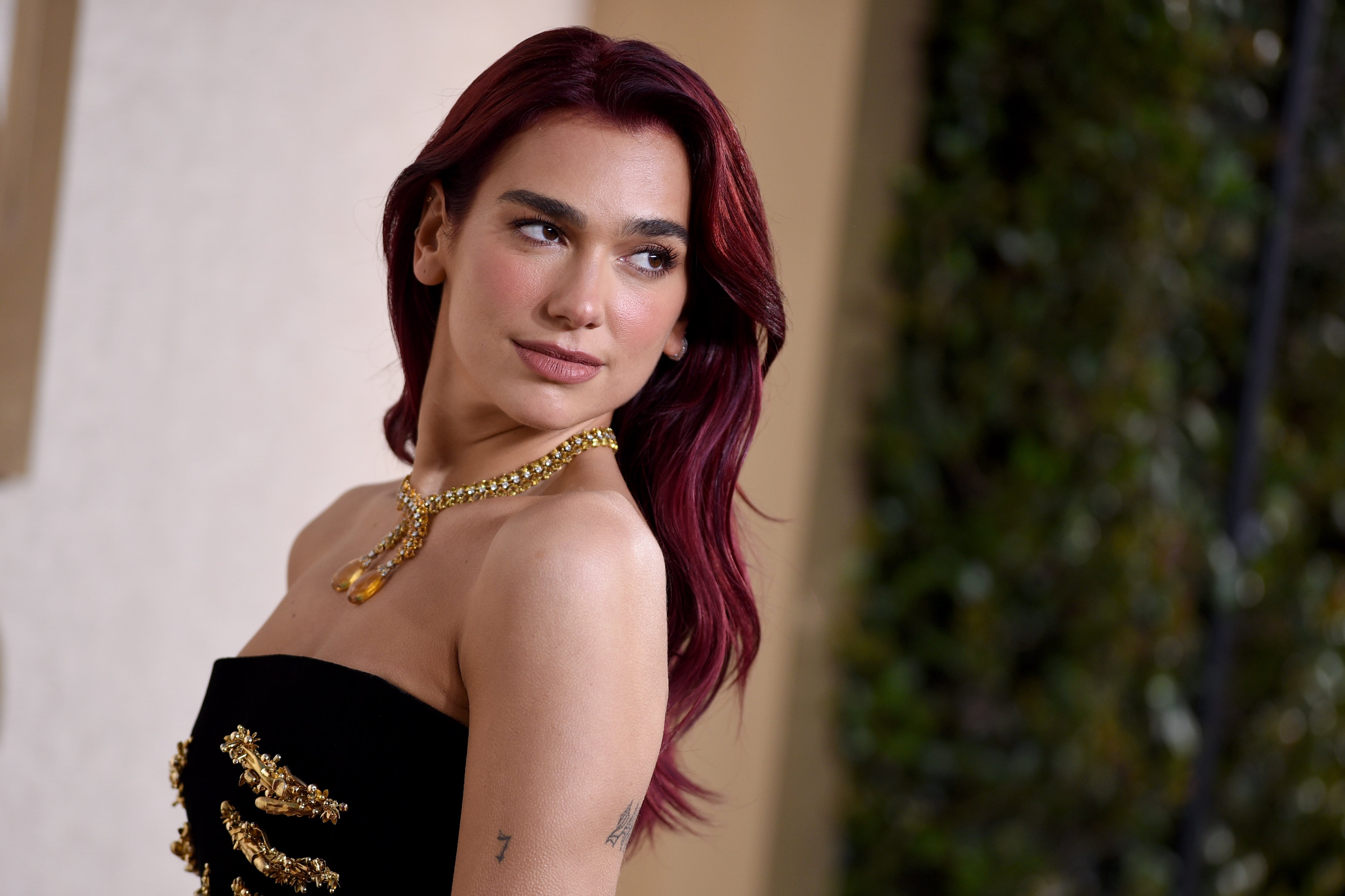 Dua Lipa en la alfombra de los Globos de Oro 2024