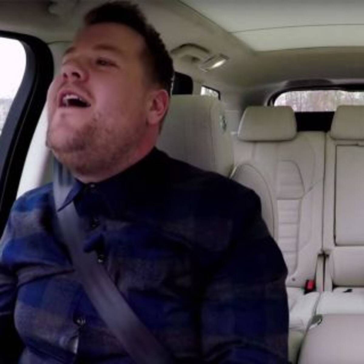 Adele la rompe cantando arriba del auto