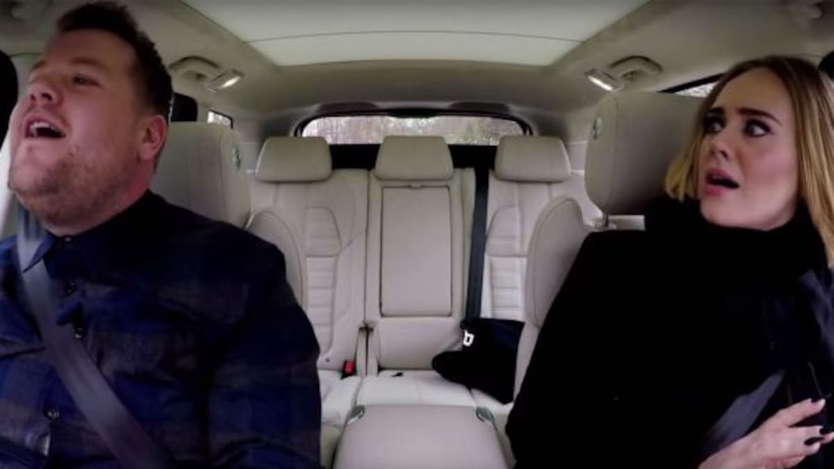 Adele la rompe cantando arriba del auto