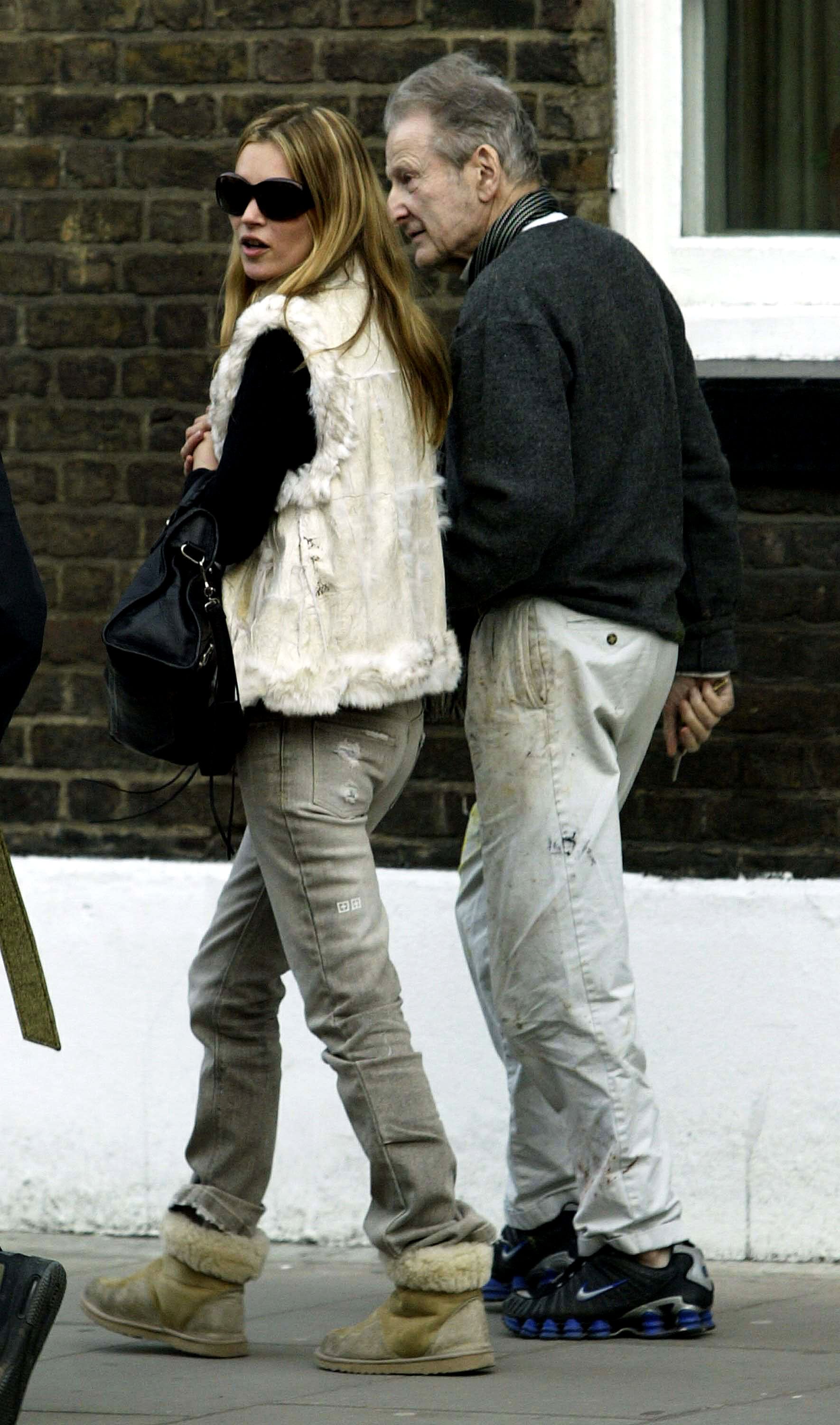 Kate Moss y Lucian Freud paseando en diciembre de 2003 en London.