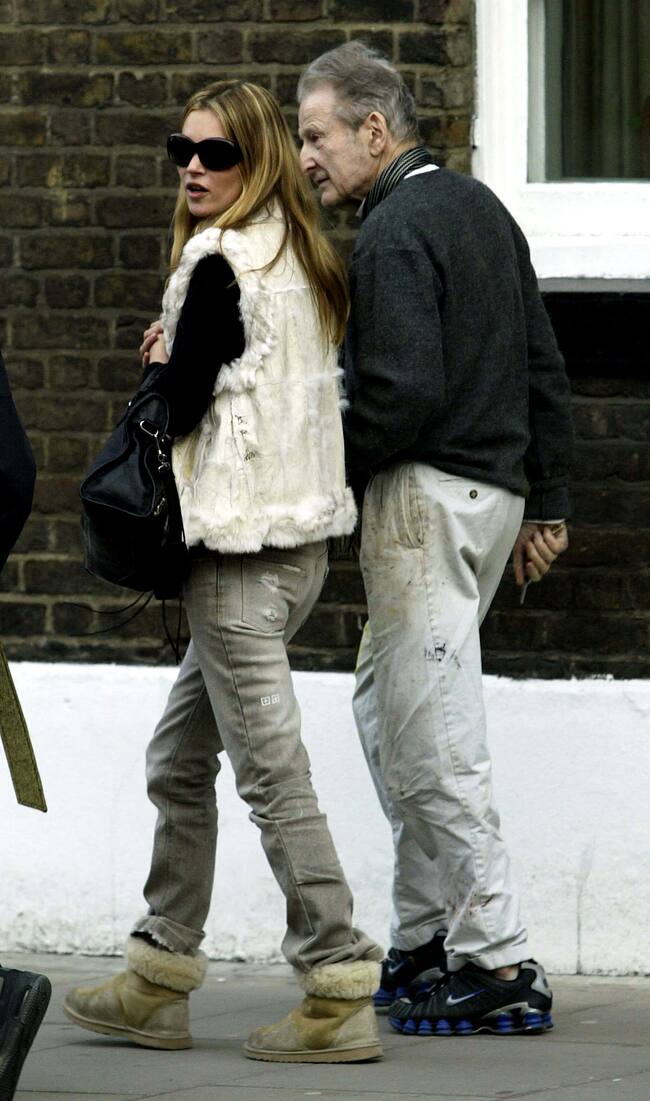 Kate Moss y Lucian Freud paseando en diciembre de 2003 en London.
