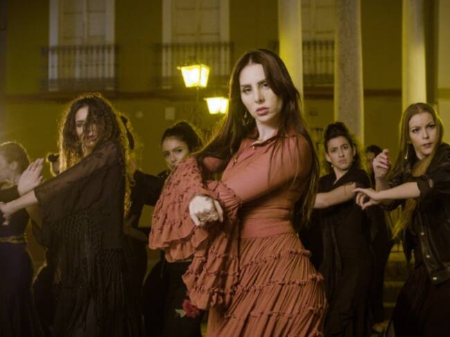 Mala Rodríguez, de flamenca, en un fotograma de su vídeo Gitanas.