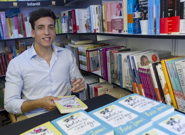 Xuso Jones, en la feria del libro de Madrid en 2016, firmando ejemplares de sus libros: El amor empieza después del café y Todas las mañanas contigo.