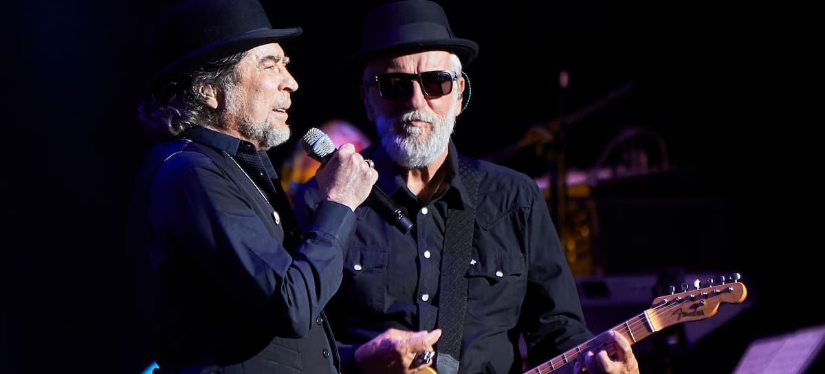 Joaquín Sabina junto a Pancho Varona durante una actuación en A Coruna en julio de 2017.