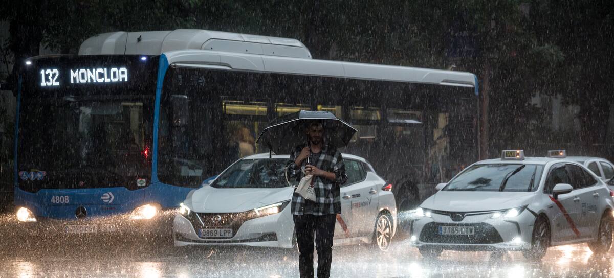 Un hombre posa con un paraguas bajo la lluvia de Madrid.