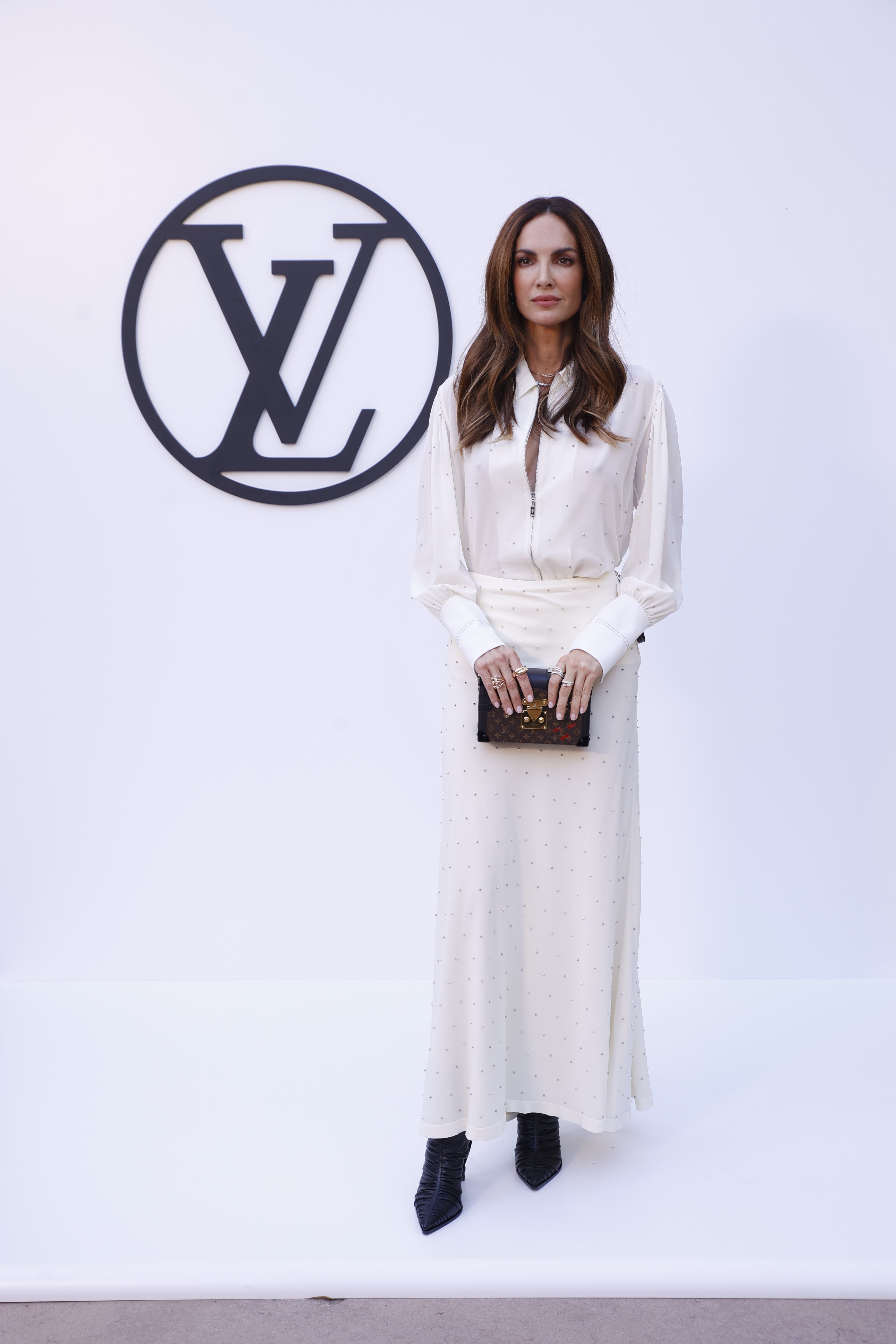 Una de nuestras modelos que ha sido referencia internacional, Eugenia Silva, escogió un dos piezas de camisa y falda larga en satén y color beis con detalles metálicos bordados.