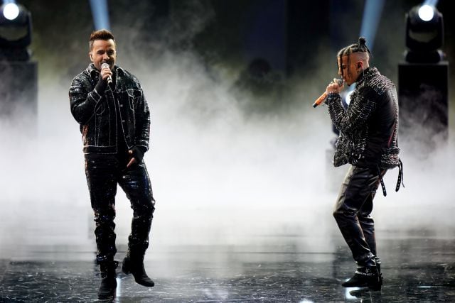 Rauw Alejandro y Luis Fonsi presentaron su colaboración en Premios Lo Nuestro 2021.