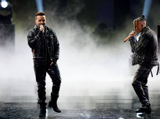 Rauw Alejandro y Luis Fonsi presentaron su colaboración en Premios Lo Nuestro 2021.