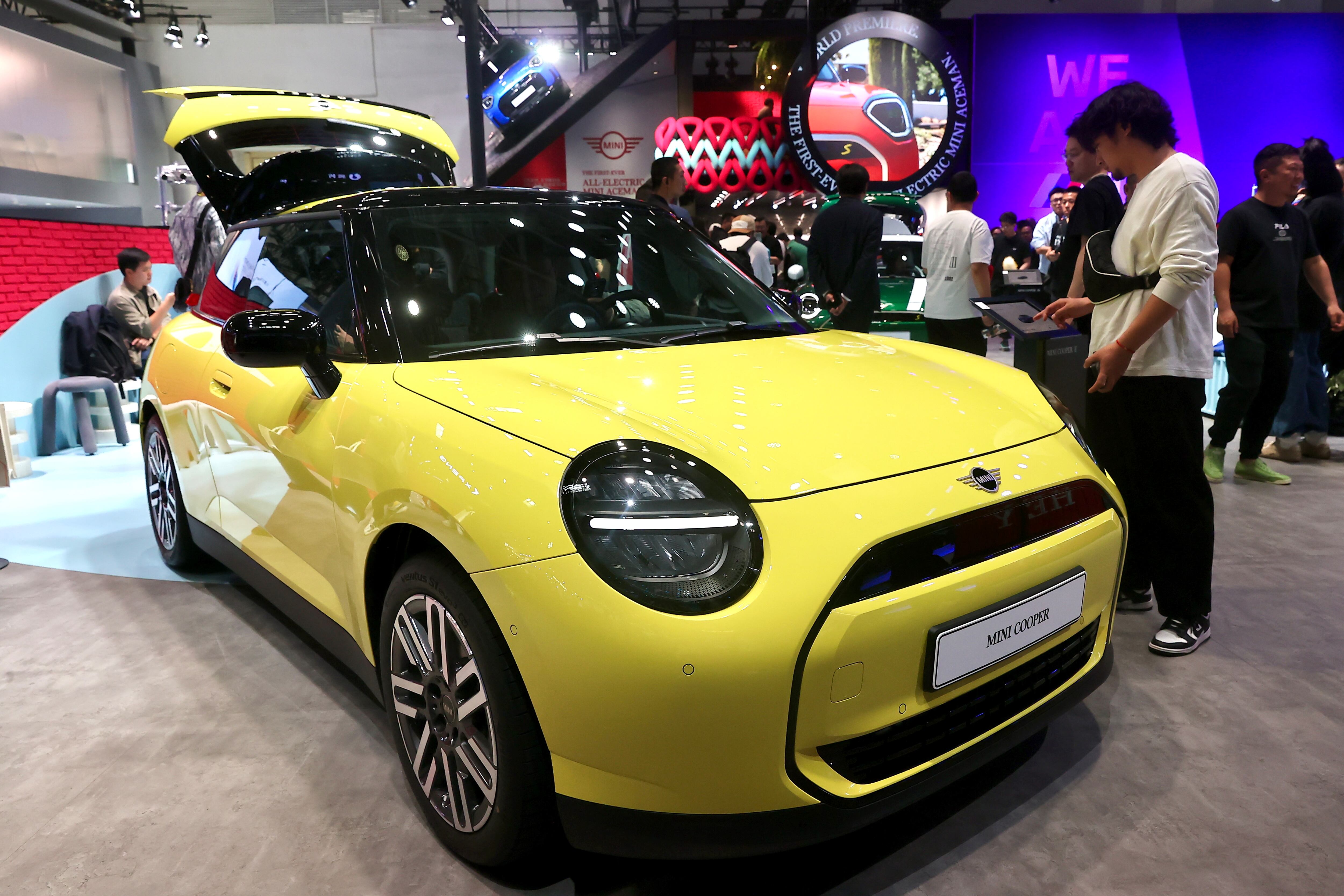 Modelo BMW MINI Cooper durante una exhibición internacional de automóviles en China el 25 de abril de 2024.