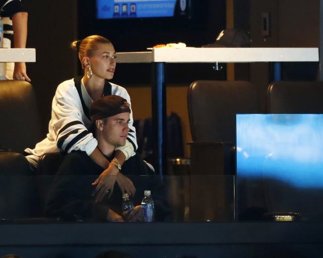 Justin Bieber y Hailey Rhode Bieber, fotografiados durante un evento deportivo en abril de 2019 en Boston.