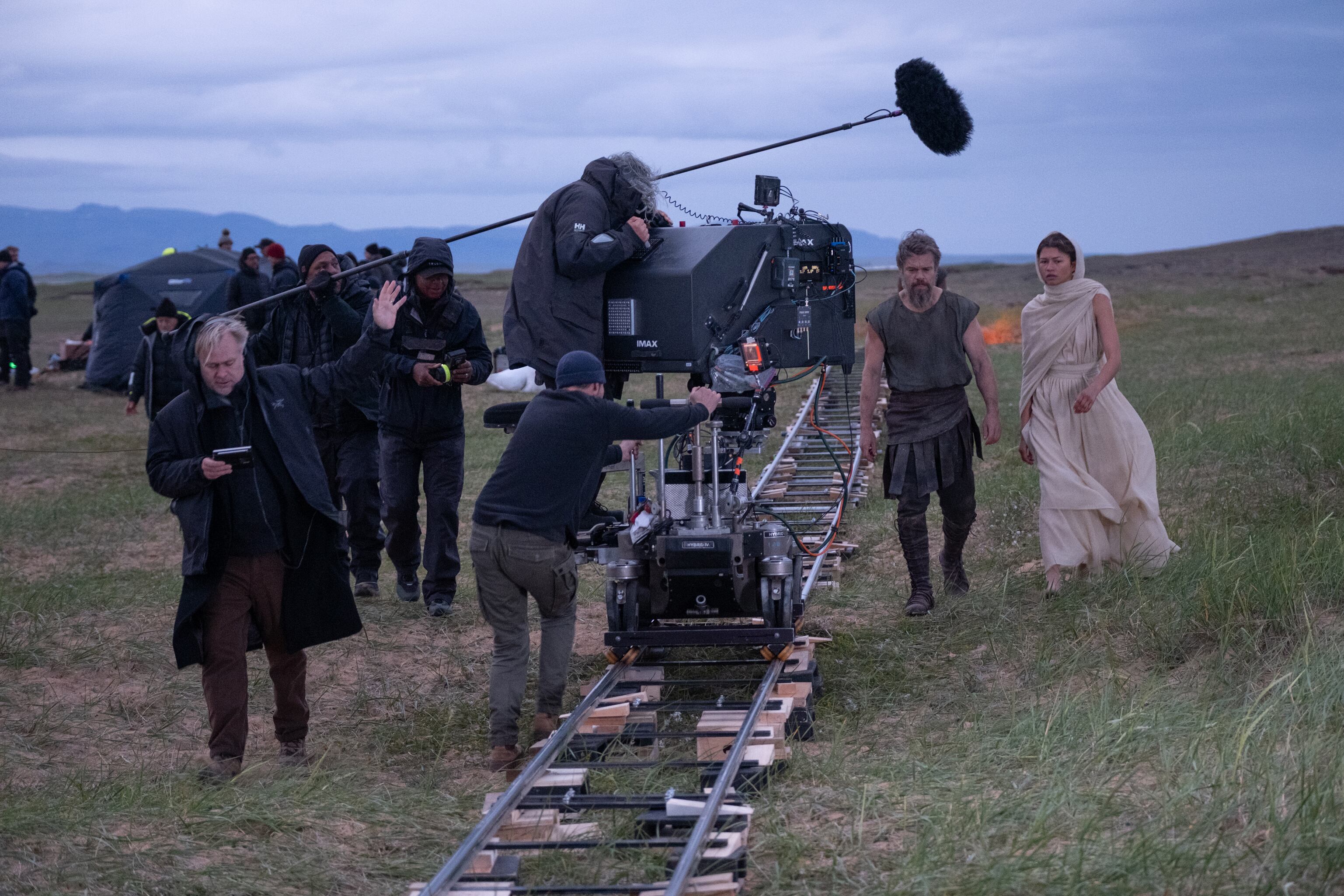 Christopher Nolan con Matt Damon y Zendaya en el rodaje de 'La Odisea'. / Universal Pictures