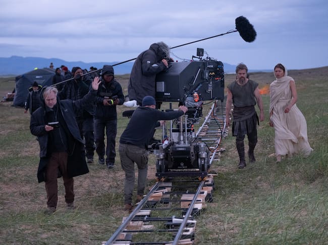Christopher Nolan con Matt Damon y Zendaya en el rodaje de 'La Odisea'. / Universal Pictures