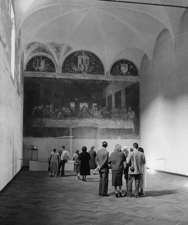 Turistas admirando la obra original de Da Vinci en Milan (1970)