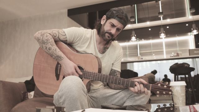 Melendi tocando la guitarra.