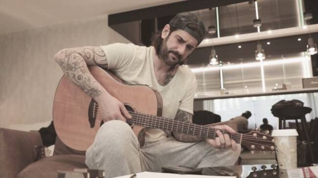 Melendi tocando la guitarra.