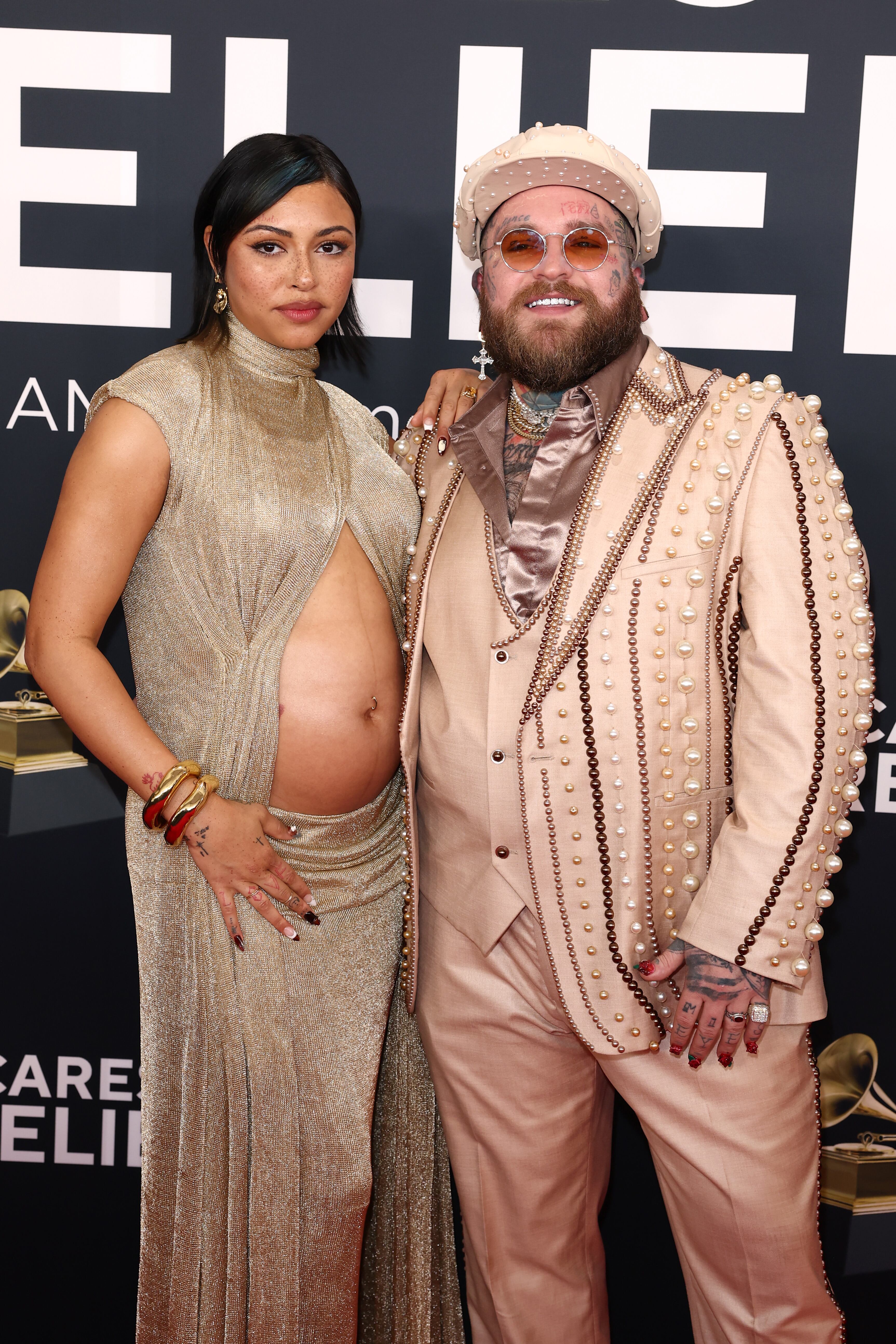 Hace unos días, la pareja confirmaba su embarazo y ahora lo entendemos, iba a quedar claro nada más verles aparecer por la alfombra roja. Ella ya presume de barriga y él, de futura paternidad.