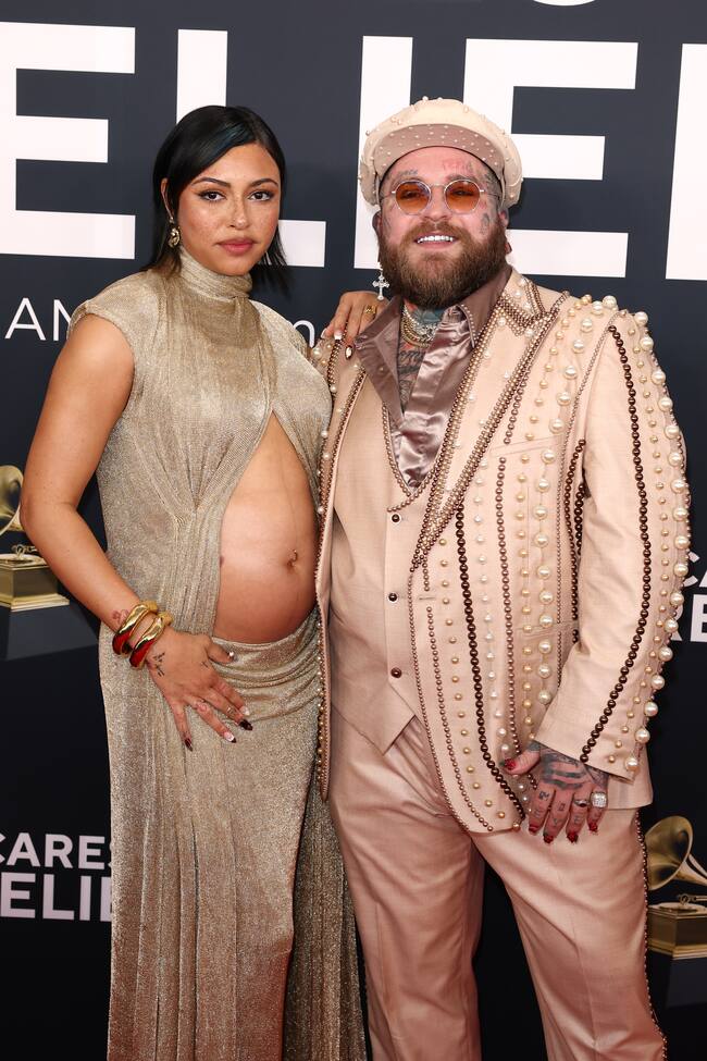 Hace unos días, la pareja confirmaba su embarazo y ahora lo entendemos, iba a quedar claro nada más verles aparecer por la alfombra roja. Ella ya presume de barriga y él, de futura paternidad.