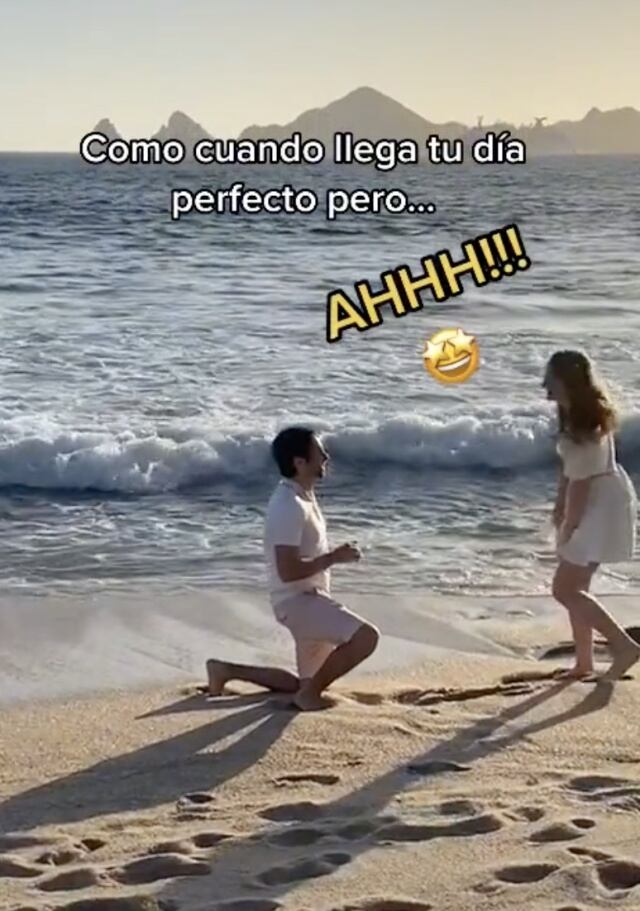 Le propuso matrimonio en la playa y anillo cae al mar