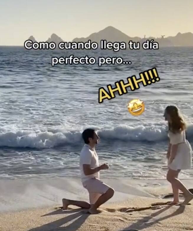 Le propuso matrimonio en la playa y anillo cae al mar