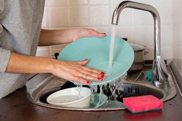 También se puede ahorrar mucha agua al momento de lavar platos