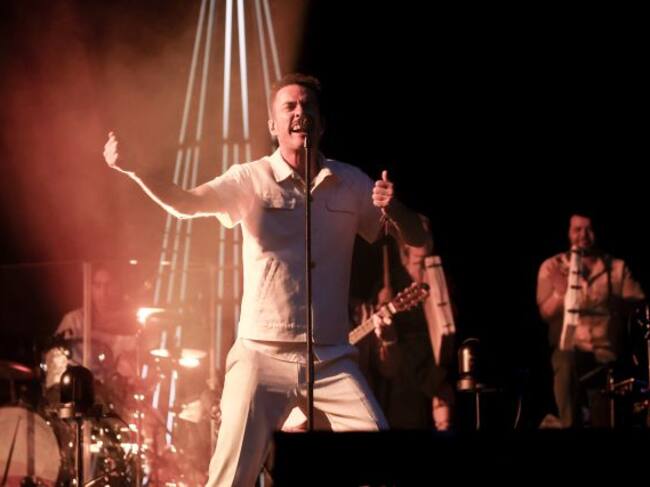 La 'Orquesta de Cable Tierra' cantando en el escenario del Wanda.