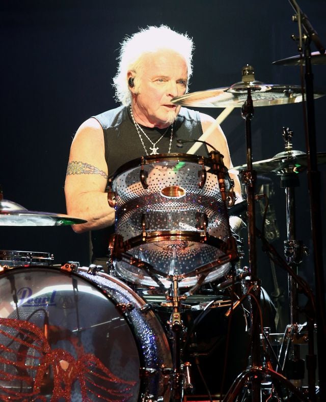 Joey Kramer, batería de Aerosmith, tocando en directo.